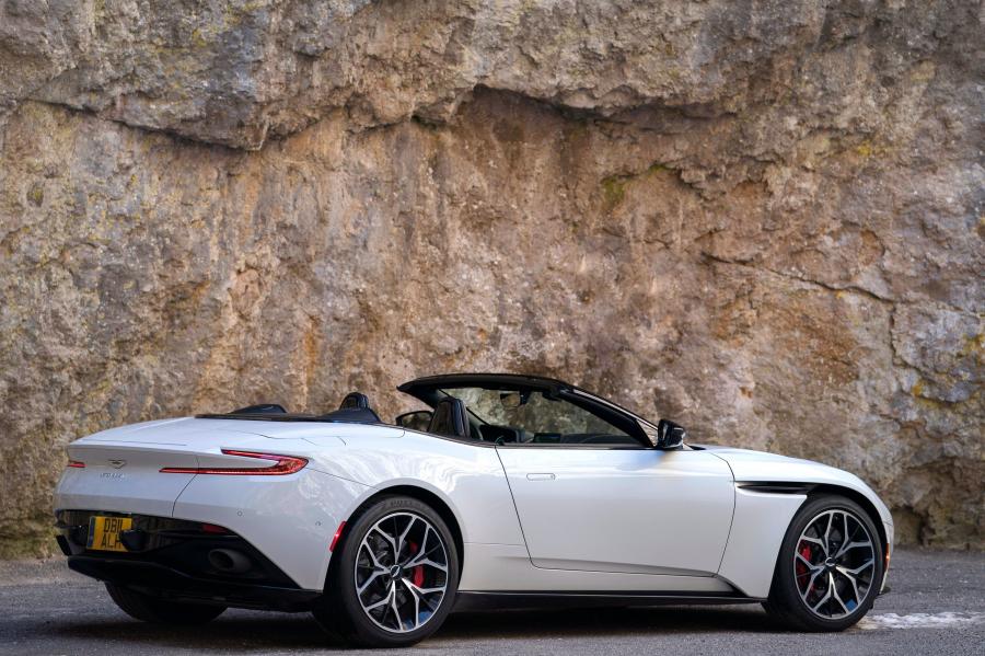  Aston Martin DB11 V8 Volante 2018 года  (NA) (фото 12 из 40)